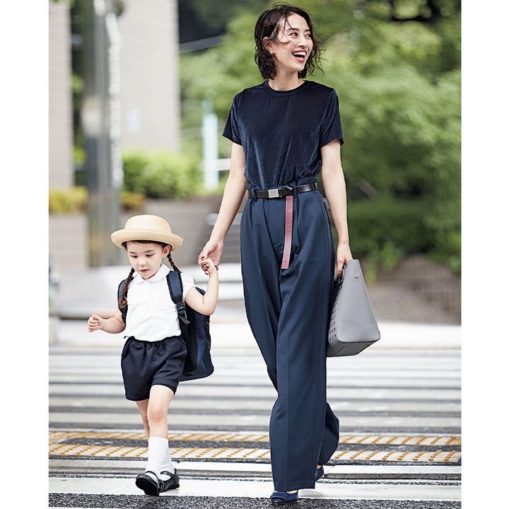 ベロアT×パンツの岡本あずささんのコーデ写真