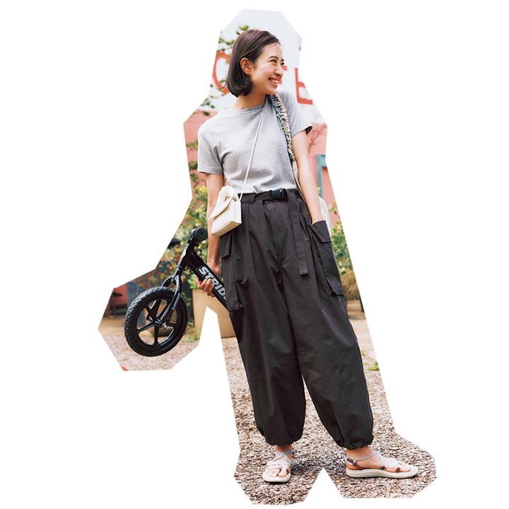 Tシャツ×黒カーゴパンツの岡本あずささんのコーデ写真