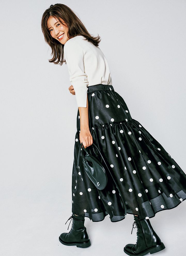 白トップス×ドットスカートコーデの咲和希さん