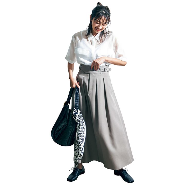 白ブラウス×グルカスカートコーデの東原亜希さん