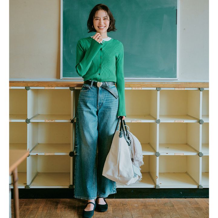 緑カーデ×デニムコーデの岡本あずささんのコーデ写真