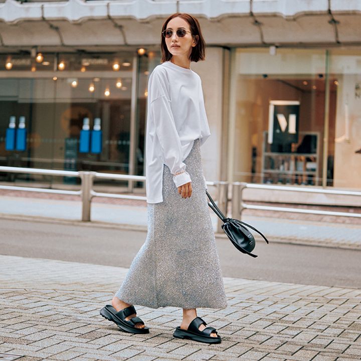 ロンT×シルバースカートの辻元舞さんコーデ