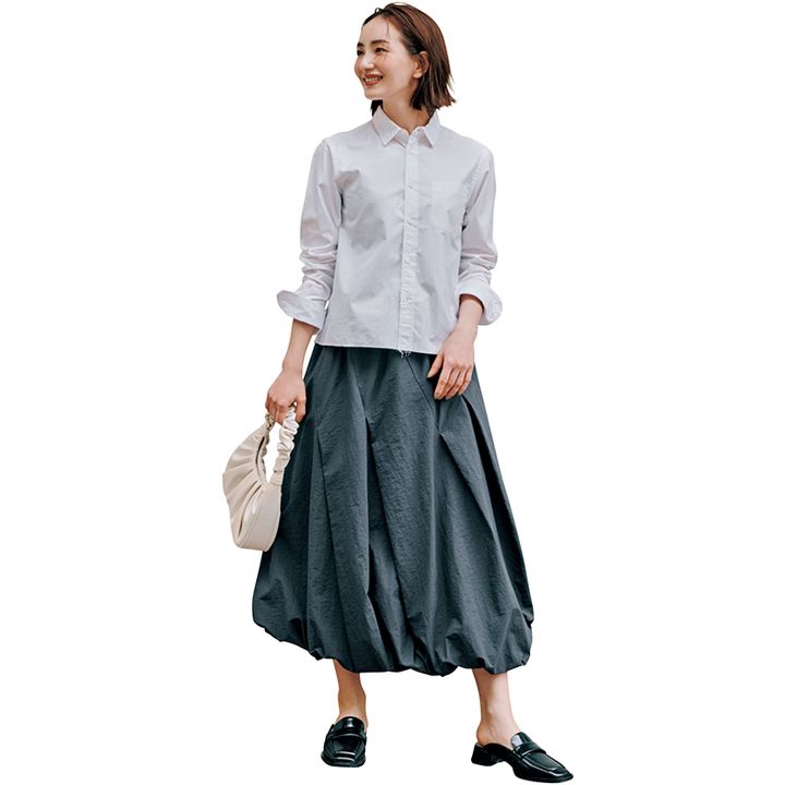 白シャツ×バルーンスカートコーデの辻元舞さん