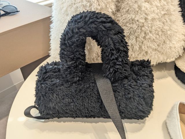 ファー素材のボストンバッグ