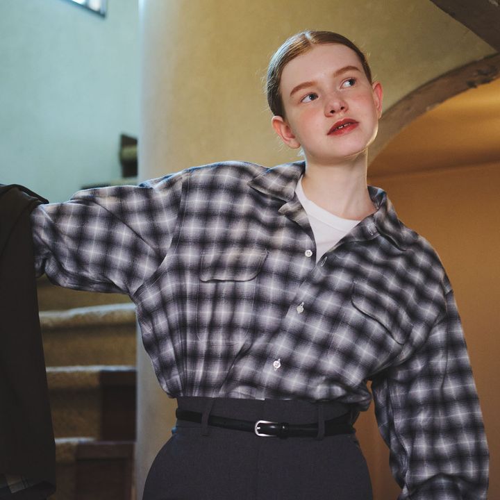 チェック柄が少しあいまいで優しいニュアンスのシャツをミディ丈のタイトスカートで大人っぽく着こなす【マイスタンダードブック】