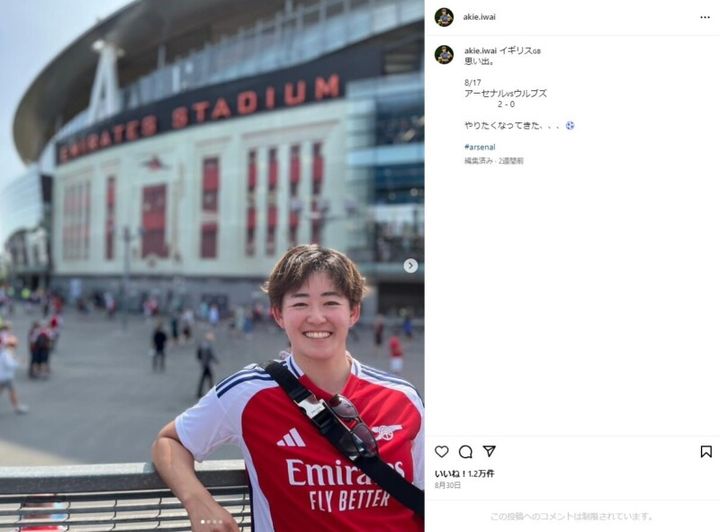 岩井明愛、“真っ赤なユニフォーム姿”を披露！「似合い過ぎ」の声