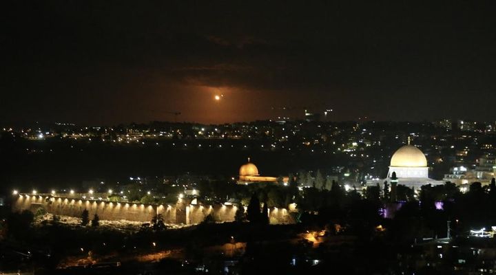 イランのイスラエルへのミサイル攻撃、試合中のサッカースタジアムからも目撃される…