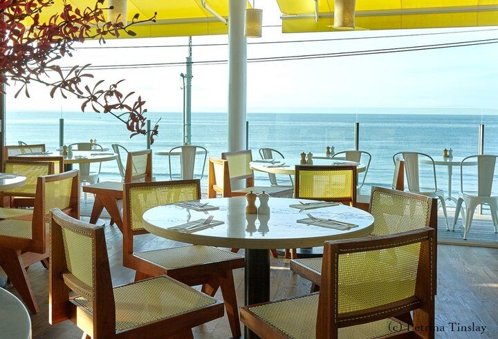 海と空が目の前に広がる雄大な景色の中でふわふわとしたパンケーキの朝食♪鎌倉「bills 七里ヶ浜」