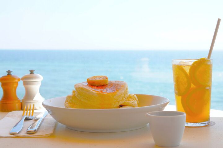海と空が目の前に広がる雄大な景色の中でふわふわとしたパンケーキの朝食♪鎌倉「bills 七里ヶ浜」