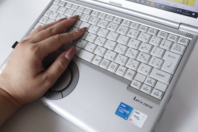 ダイソー ノートパソコン用折りたたみスタンド 貼り付けタイプ スタンド 使用感