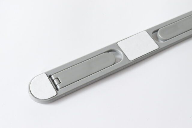 ダイソー ノートパソコン用折りたたみスタンド 貼り付けタイプ 粘着テープ