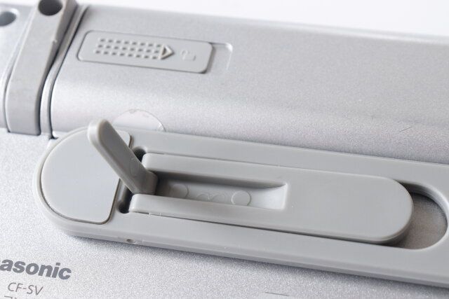 ダイソー ノートパソコン用折りたたみスタンド 貼り付けタイプ スタンド 硬さ