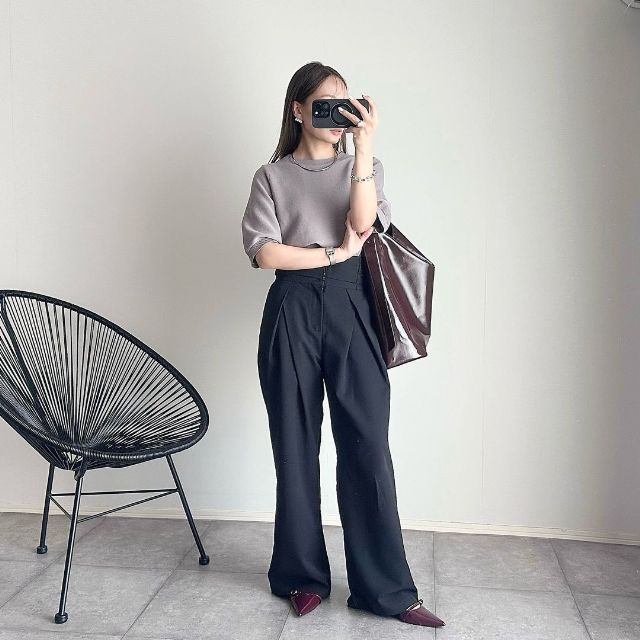 ZARAのマキシバケットバッグとバックルディテール スリングバックシューズを着たコーデ