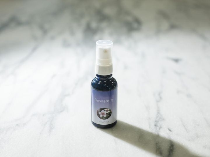 画像: 【ゴキゲンズ】の活動を始めてから喉のケアを意識。こちらは高橋愛さんに勧めていただいたスプレー。 出典：ゴキゲンズ