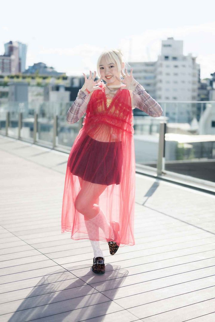 画像: 【ゴキゲンズ】の衣装で取材を受けてくれた藤井さん。ワンピースChika Kisada×Ray BEAMS、トップスOPEN YY、ボトムスZARA、シューズTOGA PULLA×Ray BEAMS／すべて本人私物 出典：ゴキゲンズ