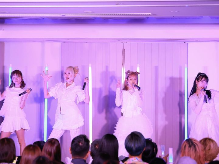 画像: ライブパフォーマンス中の4人。左から槙田紗子さん、藤井さん、高橋愛さん、中西悠綺さん。 出典：ゴキゲンズ
