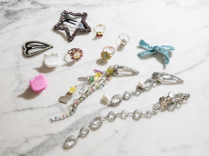 画像: 藤井さん愛用のステージ用アクセサリー。舞台映えするようキラキラ＆キャッチーなデザインを選ぶそう。 出典：ゴキゲンズ