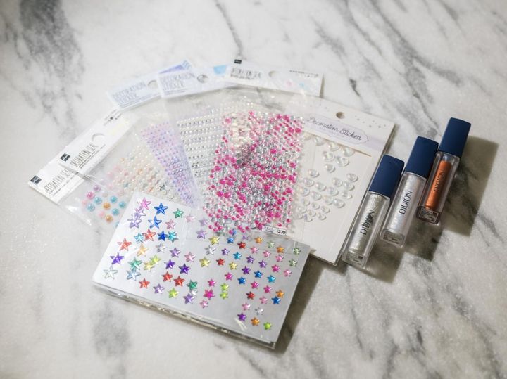 画像: 【ゴキゲンズ】のメイクには、グリッターのコスメや目の周りに貼るデコレーションシールが欠かせない。 出典：ゴキゲンズ