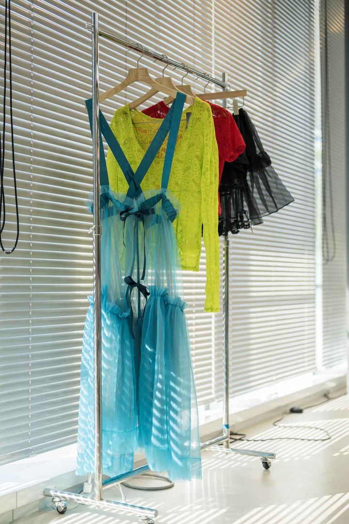 画像: 【ゴキゲンズ】の衣装にも使われる藤井さんの私物。舞台映えするチュールやレースはメンバーもよく着るんだとか。 出典：ゴキゲンズ