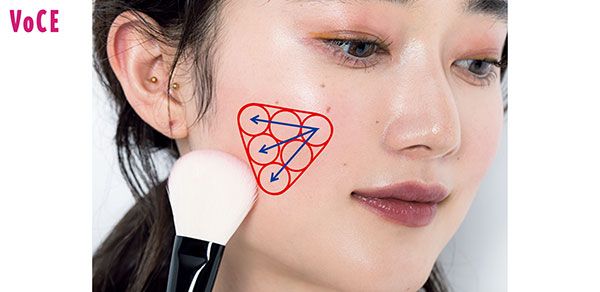 ベース顔のチークの入れ方2. 小鼻の横から真横、斜め下へとブラシを動かし、フェイスラインに向かってぼかす