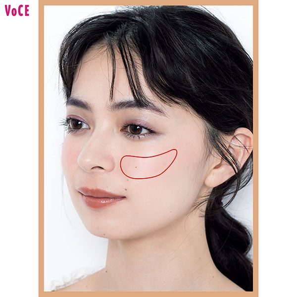 丸顔のチークの入れ方1. 赤線の内側にチークを塗る