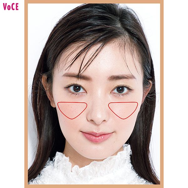 面長のチークの入れ方1. 赤線の内側にチークを塗る