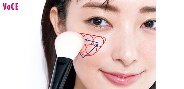 面長のチークの入れ方2. 目頭の下→真横→斜め下の順でグルグルして逆三角形に塗る