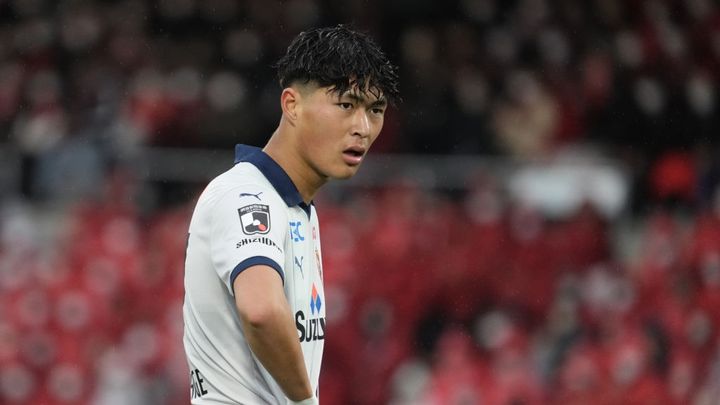 J2首位の名門チームに激震！「高校サッカー得点王」の20歳FWが規律違反で契約解除