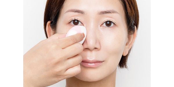 スポンジの尖った部分で目まわりや小鼻にオン