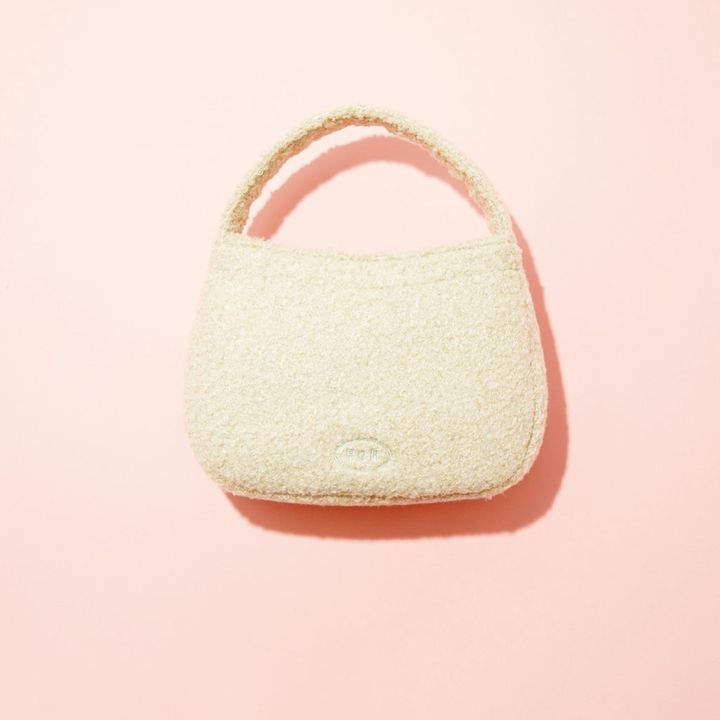 持つだけで秋冬の装いにシフトチェンジできるブークレバッグ