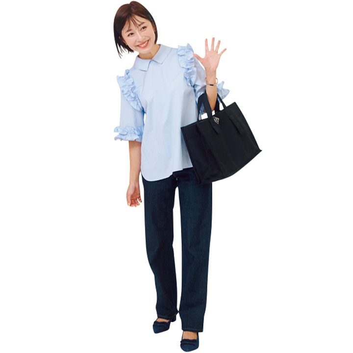 玄関で手を振るイメージカット