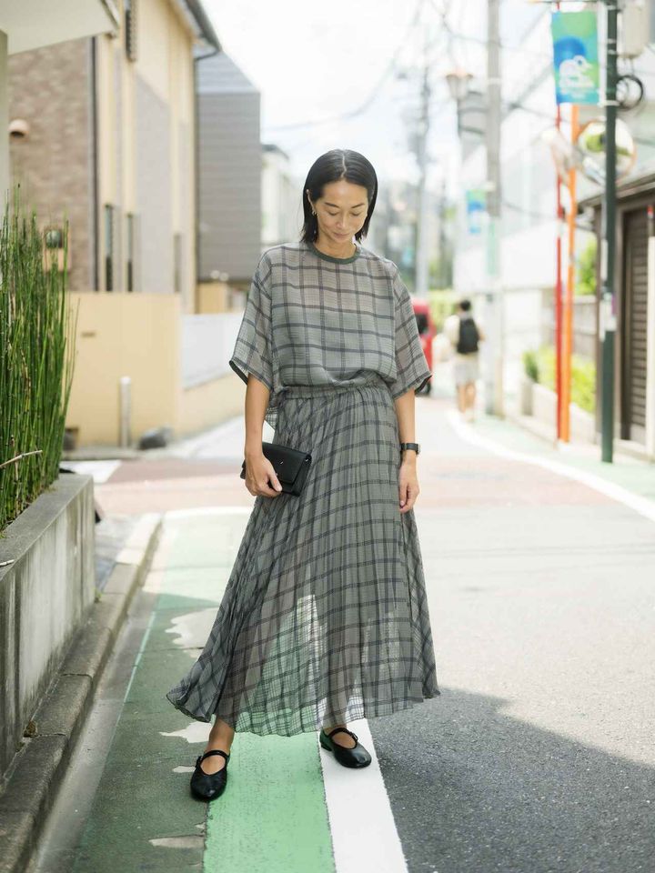 画像: インナーによって印象が変えられるのも透け感の素材のよさ。 出典：フローレント