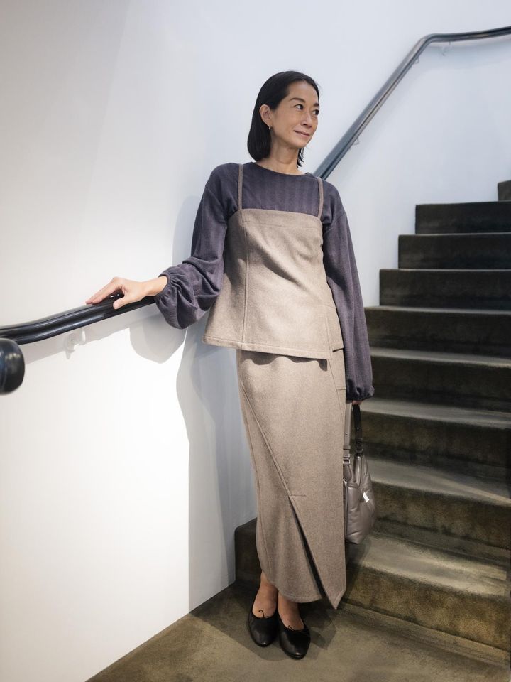 画像: キャミソールトップス￥27,500、ストライプトップス￥18,700、スカート￥28,600すべて【フローレント】 出典：フローレント