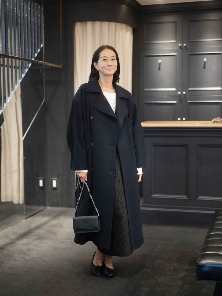 画像: コート￥85,800、ジレ￥46,200、ブラウス￥30,800、スカート￥30,800すべて【フローレント】 出典：フローレント