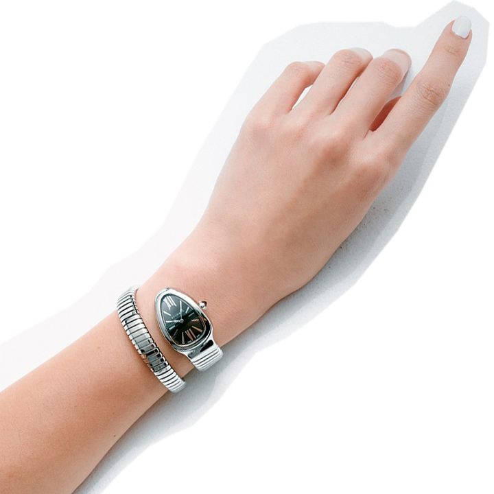 神山まりあさんの私物でブルガリのセルペンティ トゥ ボガス ウォッチ