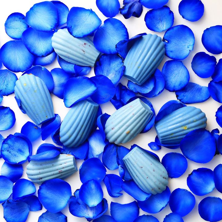 オーガニック米粉を使用したグルテンフリー仕様。濃淡2種類の青いチョコレートでコーティングされたマドレーヌは、どちらもバラの香りが麗しい。