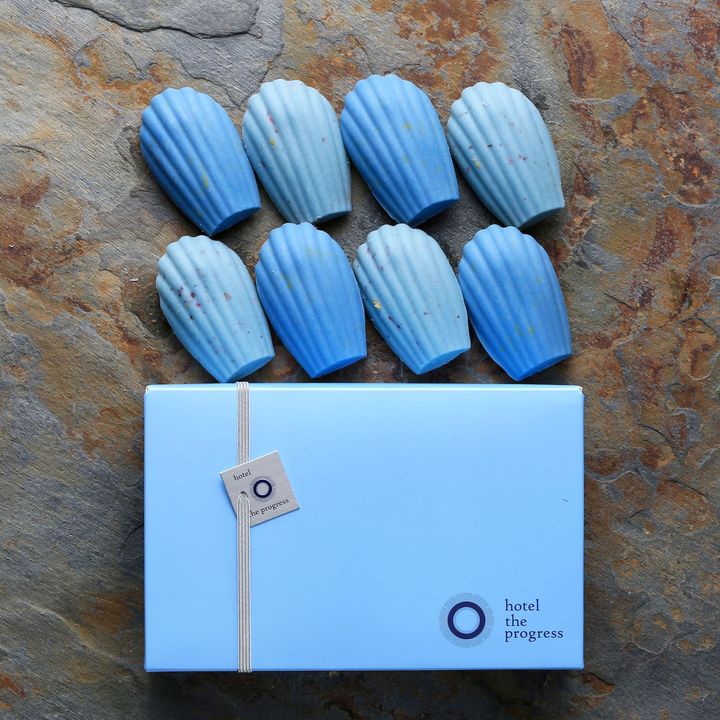 「青い薔薇のマドレーヌ」8個入り ¥5,730