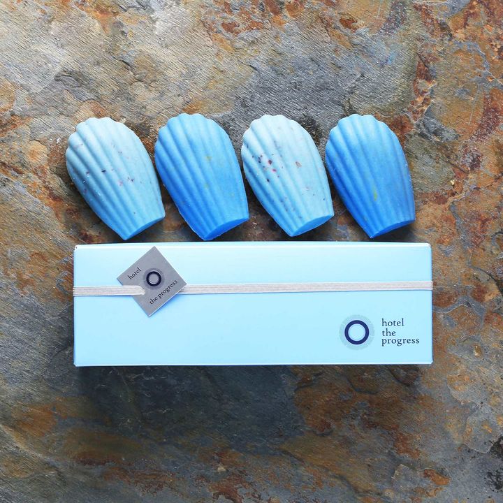 「青い薔薇のマドレーヌ詰め合わせ」4個入り ¥3,090