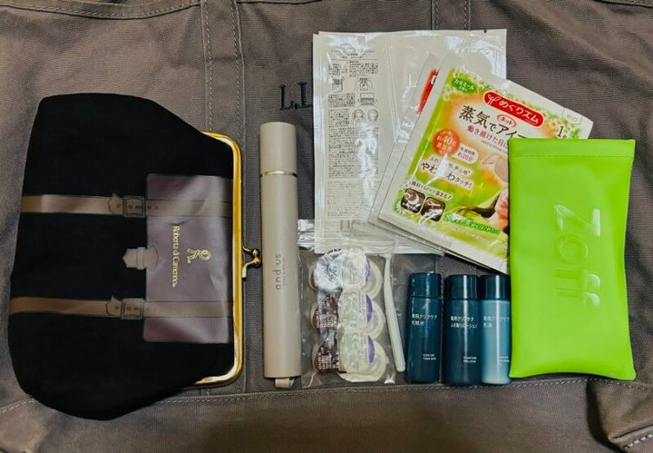 旅行グッズをがま口ポーチに収納