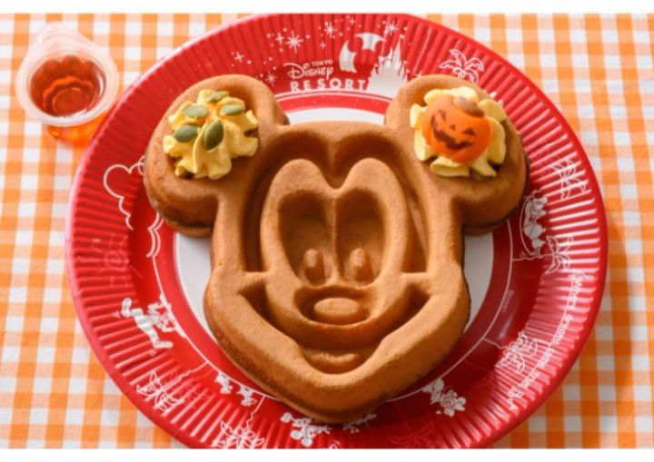 ミッキーワッフル、パンプキンホイップとメイプルソース付き