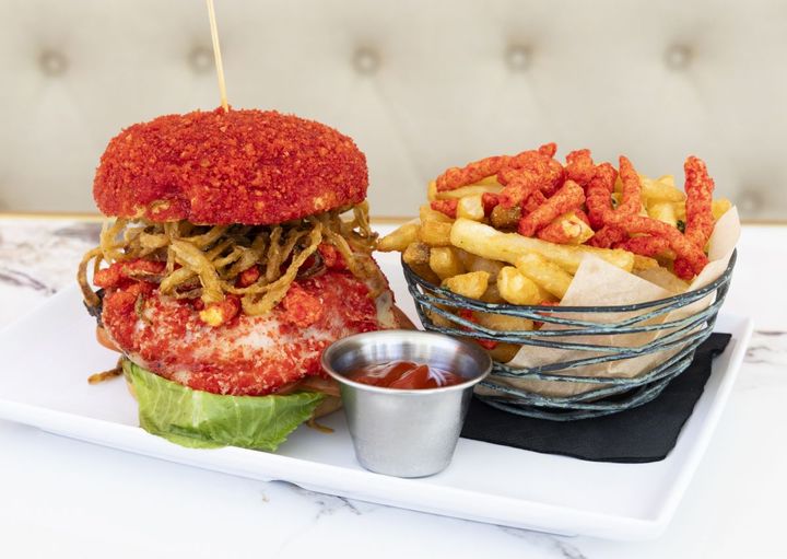 「フレーミングホット・チートス・バーガー」$23