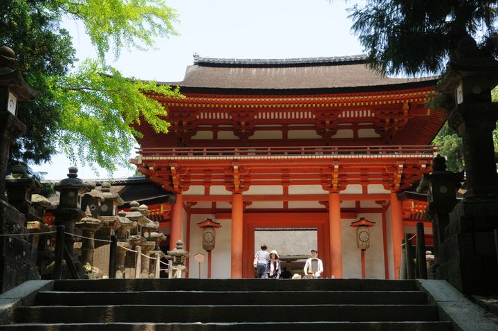 本社の正門である南門（重要文化財）