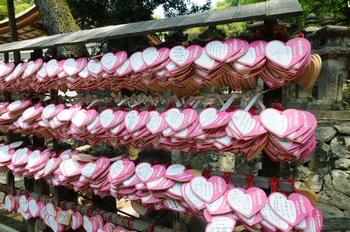 ハート形の絵馬は800円
