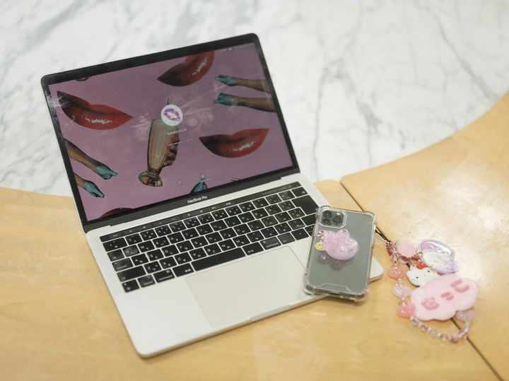 画像: 仕事に欠かせないパソコンとスマホも、藤井さんらしくデコラティブに。パソコンのデスクトップ画面は、とんだ林蘭さんの作品。 出典：ビームス