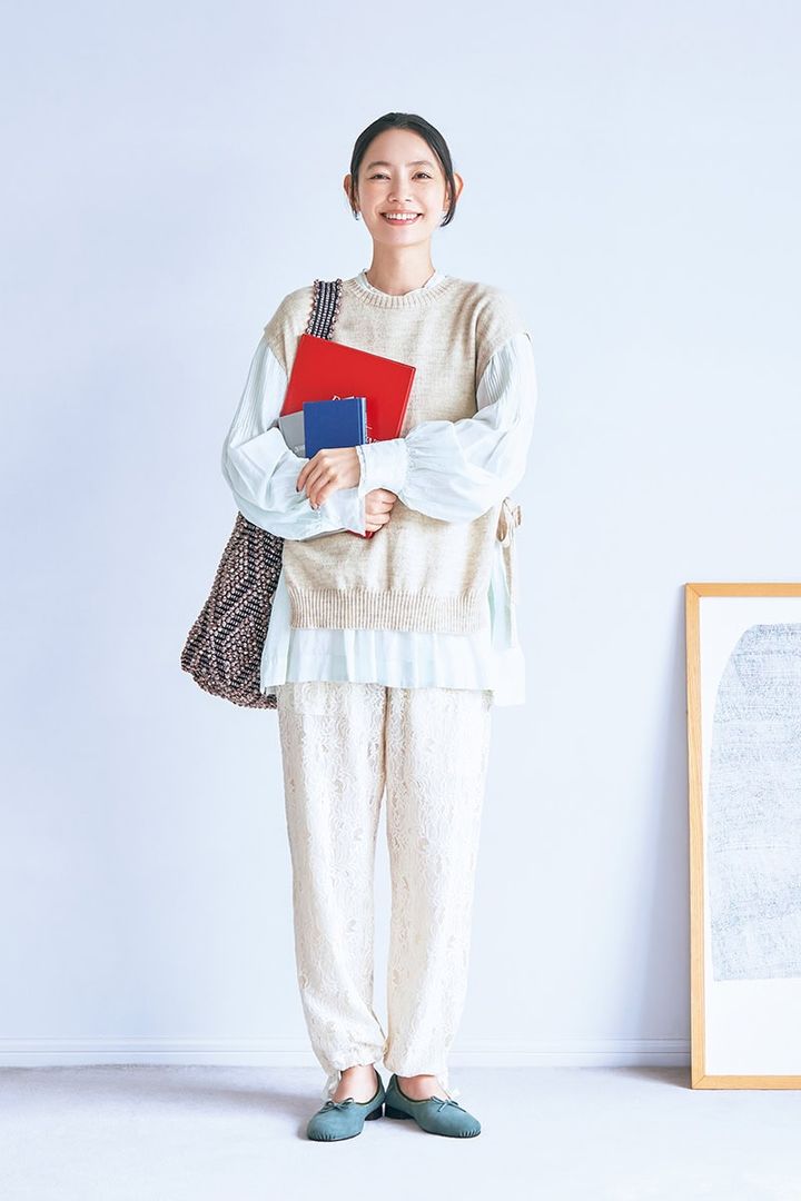 【大人女子のベストの着こなし】 淡い色のワントーンコーディネートはベストを重ねることで奥ゆきを