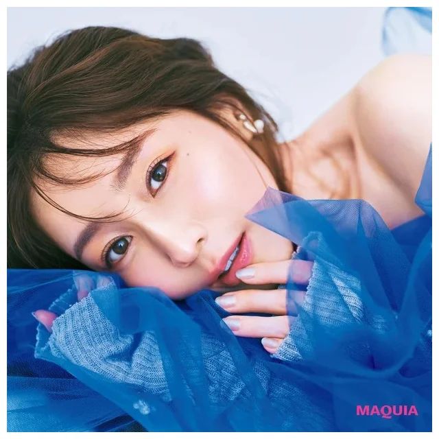 アディクション ザ アイシャドウを使ったおすすめメイクのやり方_アディクション ザ アイシャドウ プリズム 002PR Dance in the Airを使ったメイク