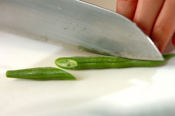 インゲンのピーナッツ和えの下準備1