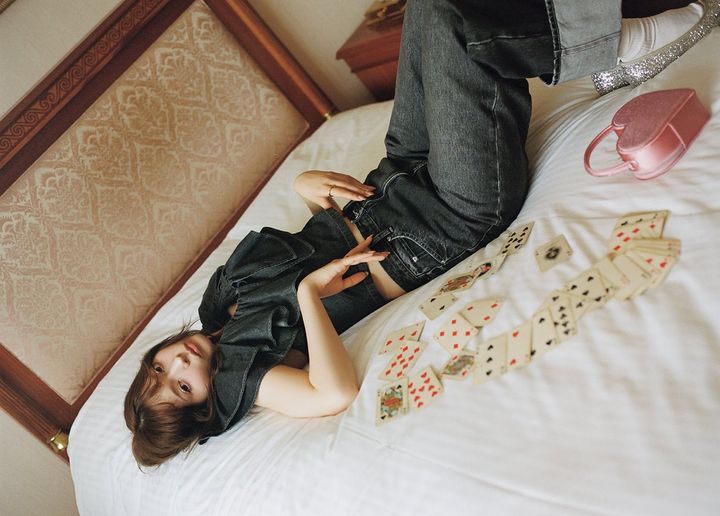 八木アリサロールアップデニム