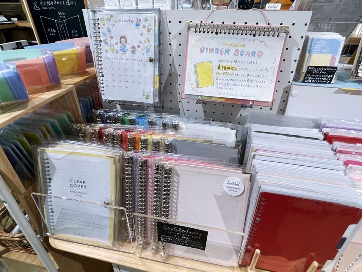 （写真左から）「バインダーボード専用クリアカバー」935円、「バインダーボード」2310円