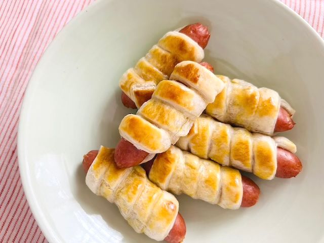 焼きたてウィンナーパイをお皿に盛り付け、上から見た様子。